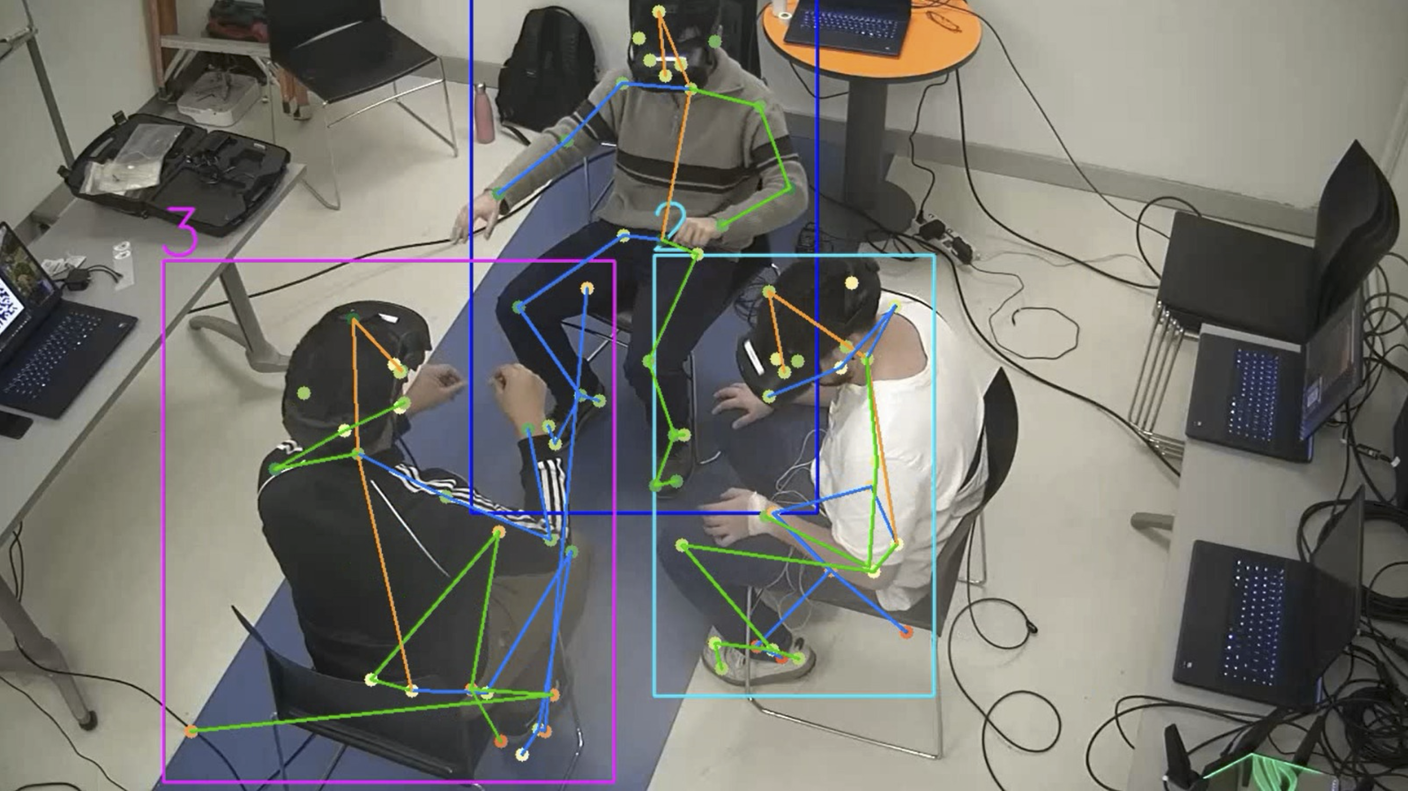 XR Collaboration Proto2 — vista cenital con overlay de seguimiento de pose y esqueleto en participantes