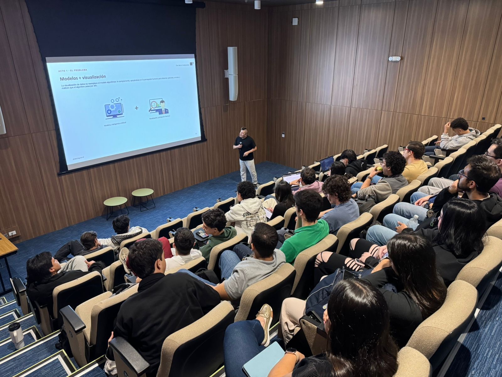 Prof. Merino delivering the talk at the Universidad EIA auditorium, Medellín