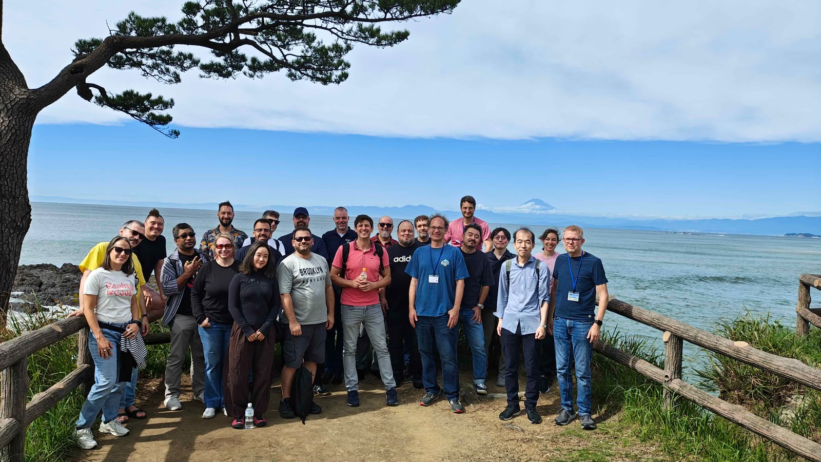Foto grupal junto a la costa de Shonan con el Monte Fuji visible al fondo