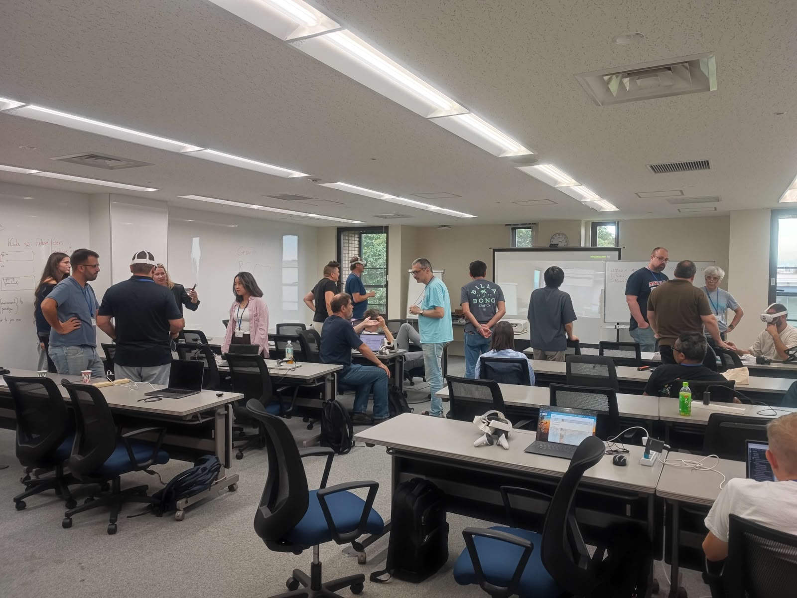 Sesión de taller con pizarras y visores XR en el NII Shonan Meeting 228